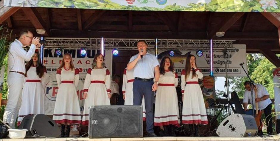 Wodynie się bawią
