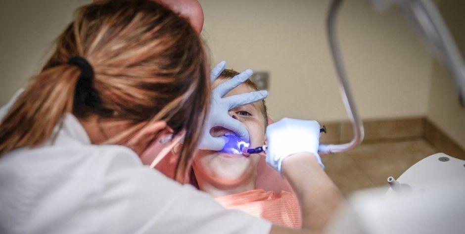 Jak wygląda wstawianie implantu zęba?
