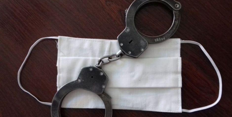 Poszukiwany wpadł w ręce policji, bo bez maseczki robił zakupy w sklepie monopolowym