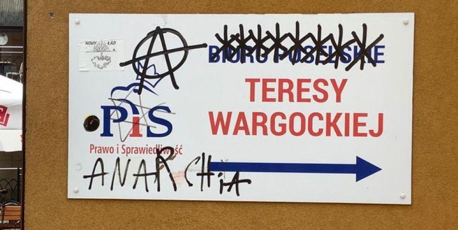 Osiem gwiazdek na tablicy informacyjnej biura poselskiego Teresy Wargockiej i „wina Tuska”
