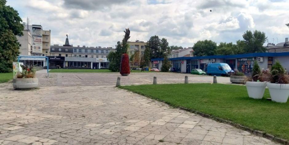 W cieniu gabinetów o placu Sikorskiego