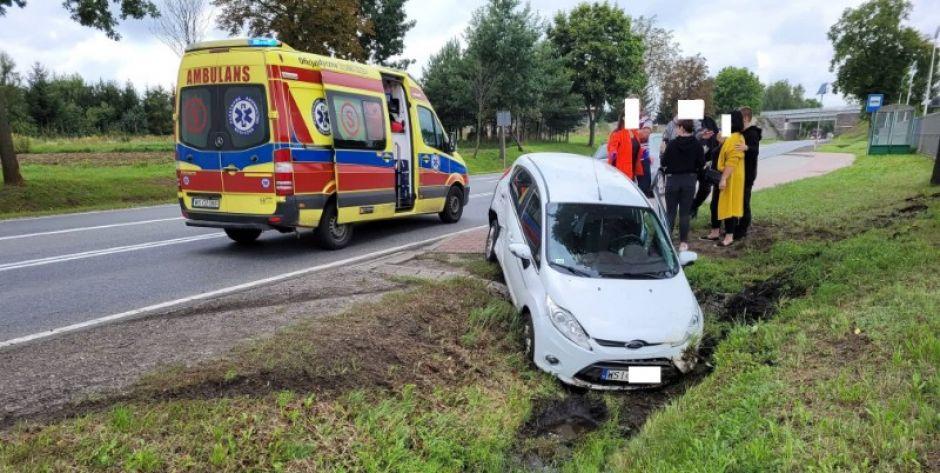 Wypadek w Ujrzanowie. Volkswagen uderzył w forda, który następnie zjechał do rowu