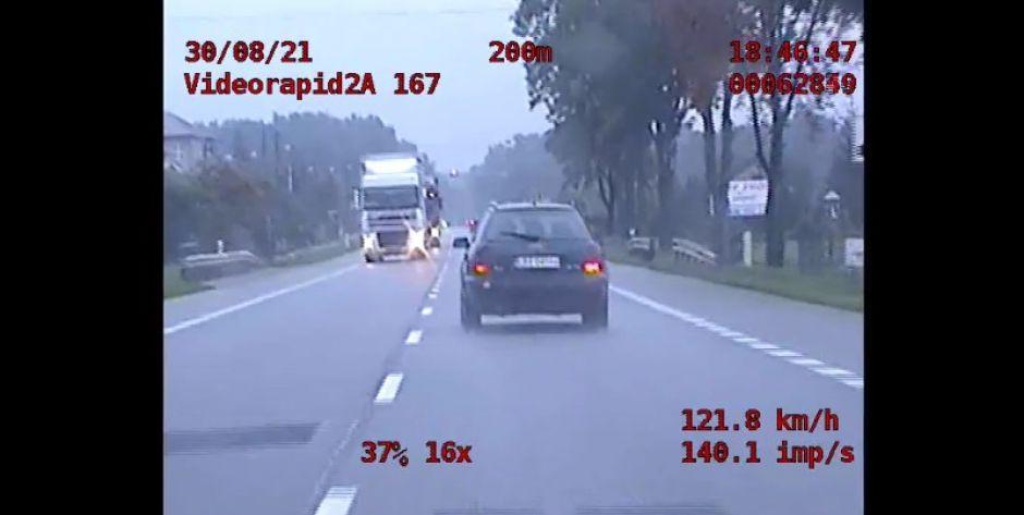 Jeden „się zamyślił”, drugi „śpieszył do lekarza”. Obaj stracili prawo jazdy za nadmierną prędkość