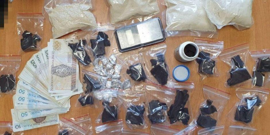 Narkotyki, waga elektroniczna i gotówka w garażu 40-latka z Łukowa