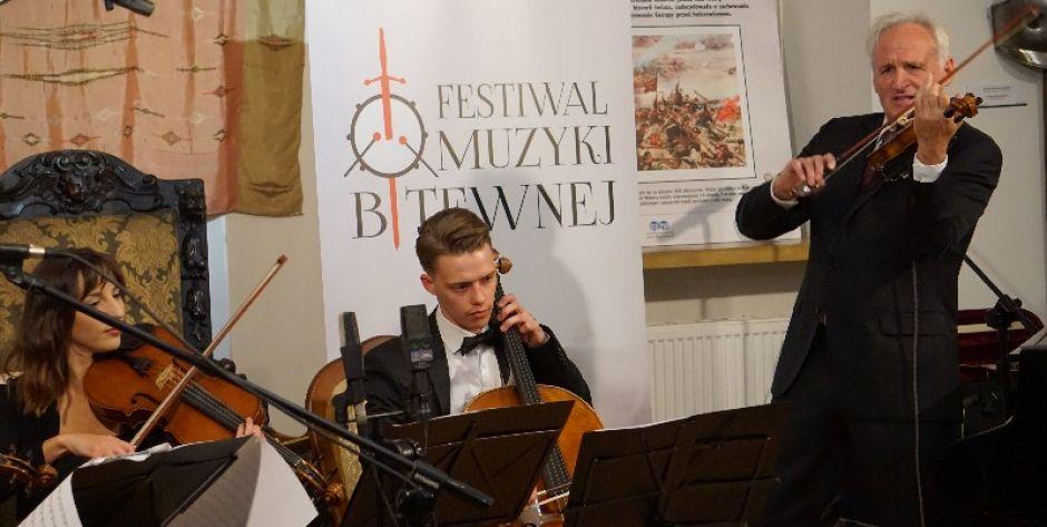 Koncert Krzesimira Dębskiego na zamku w Liwie
