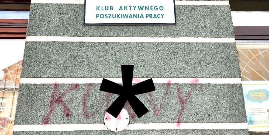 Wulgarne i obraźliwe napisy na elewacjach siedleckich budynków. Policja wszczęła postępowanie w sprawie