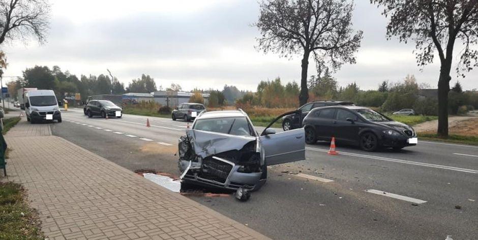 Wypadek w Ujrzanowie - audi zderzyło się z koparką