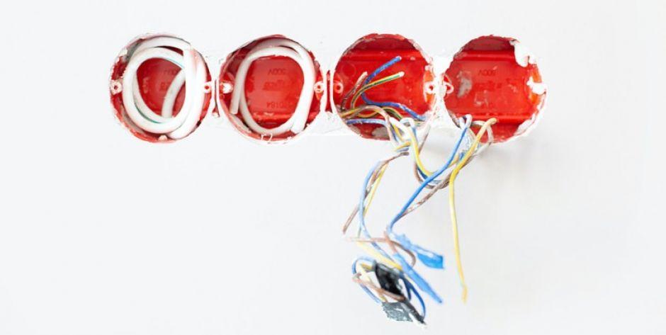Układanie instalacji elektrycznej w domu – jakich elementów potrzebujesz?