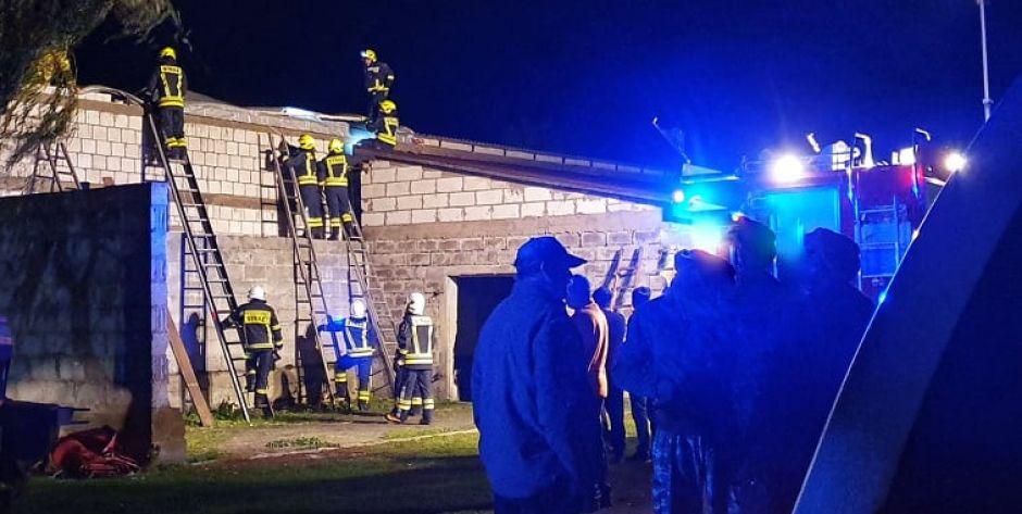 Strażacy pomagają w Rzeszotkowie 