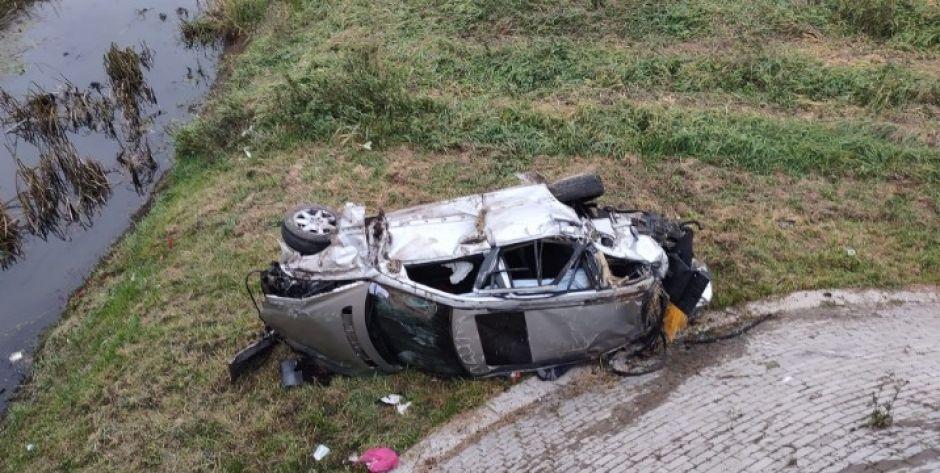 Kobieta wypadła z pojazdu podczas dachowania. Nie przeżyła (Aktualizacja)