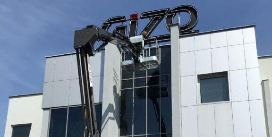 Koszowe podnośniki osobowe Manitou – skorzystaj z oferty firmy GIZO!