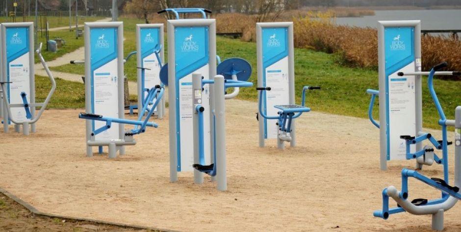 Rozbudowana siłownia plenerowa nad siedleckim zalewem