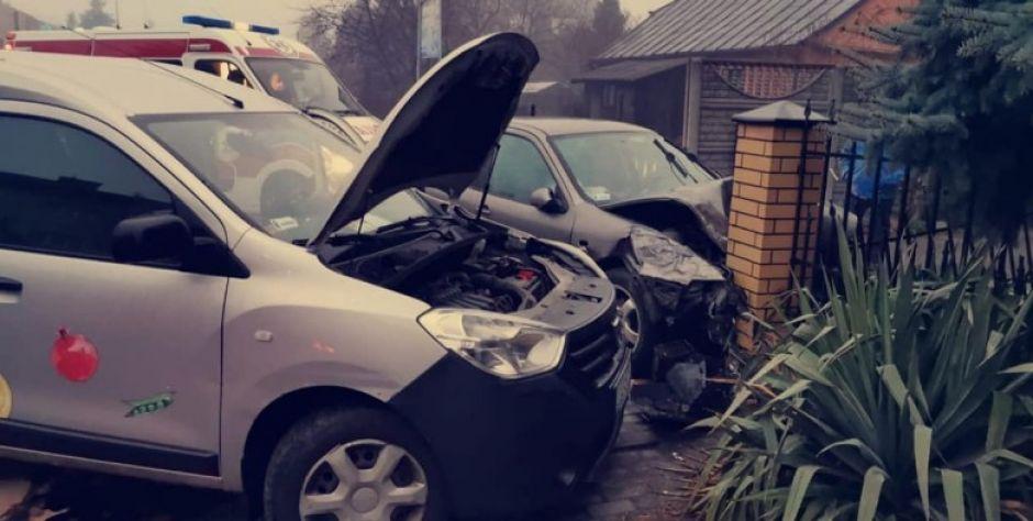 Zderzenie samochodów i uszkodzone ogrodzenie posesji