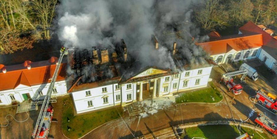 Pali się pałac w Korczewie 