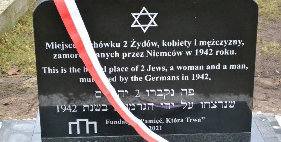 Tablica poświęcona zamordowanym Żydom
