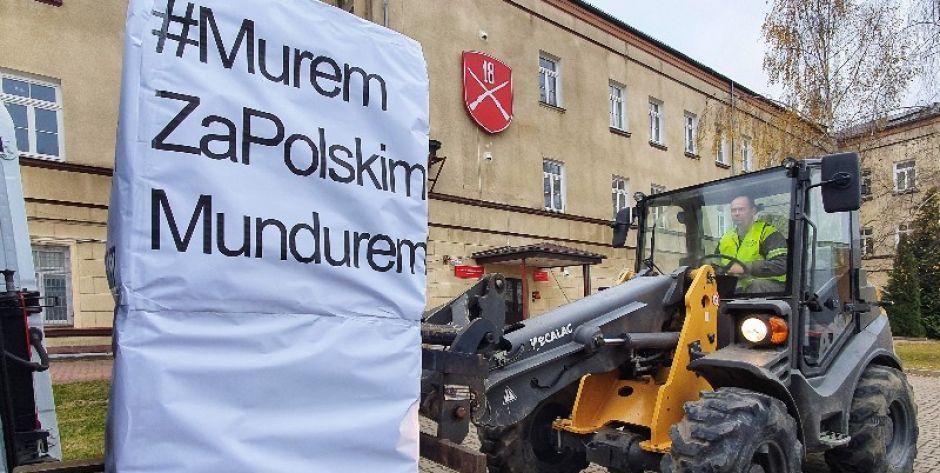 Murem za polskim mundurem