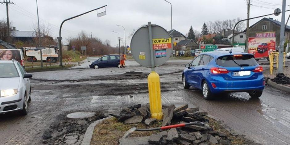Kierowcy ignorują zakaz. Utrudniają pracę drogowcom