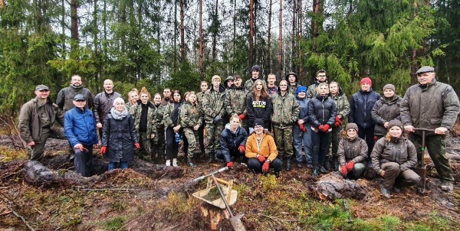 Młodzież z ZSP nr 4 w Siedlcach sadzi las