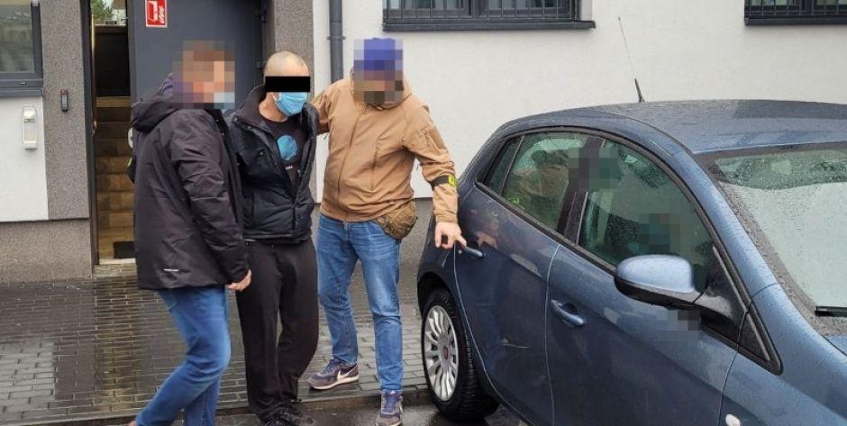 Rosjanin ukradł perfumy. Groził nożem ochroniarzowi, który próbował go zatrzymać