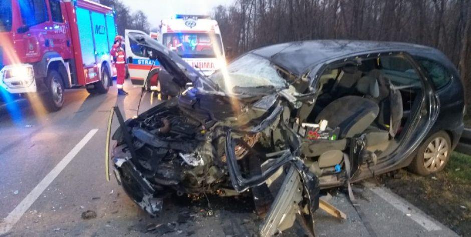 Czołowe zderzenie osobówki z ciężarówką. Jeden z kierowców jest pijany