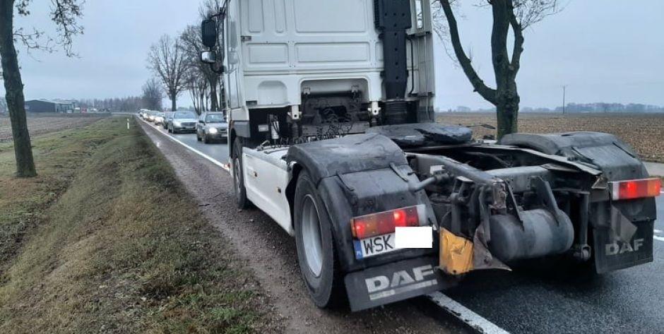 Z ciągnika siodłowego odpięła się naczepa