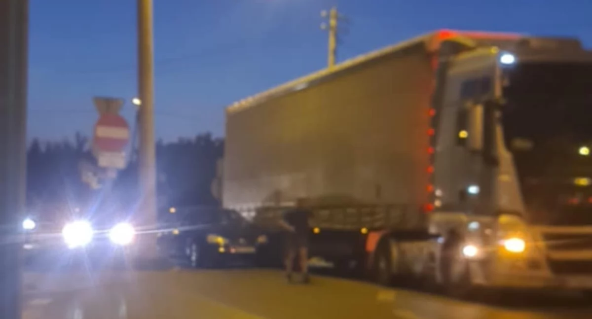 Zderzenie ciężarówki i osobówki na rondzie