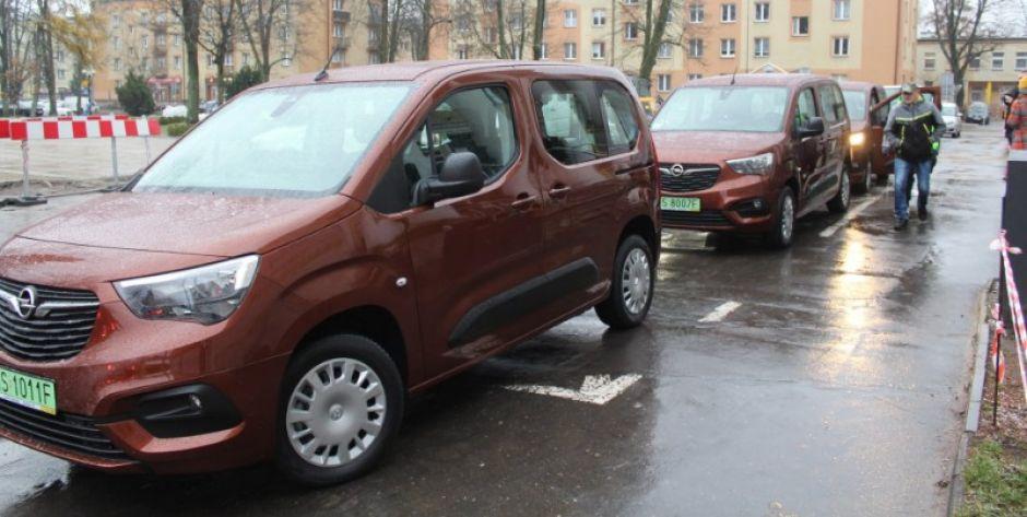 MOPR, Dom nad Stawami i wydział gospodarki komunalnej z samochodami elektrycznymi 