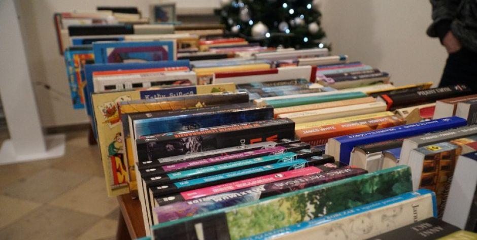 Trwa charytatywny kiermasz książek Miejskiej Biblioteki Publicznej w Siedlcach. Kupując - wspierasz Siedleckie Hospicjum dla Dzieci
