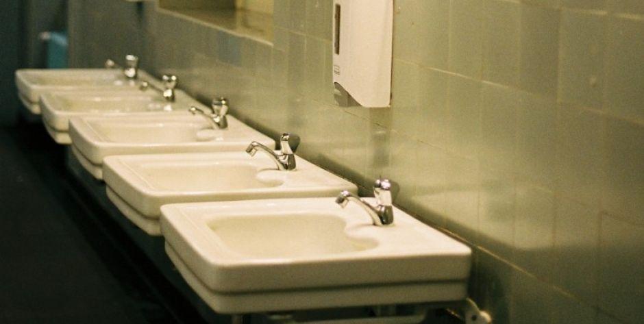Mycie i dezynfekcja łazienek i szatni pracowniczych