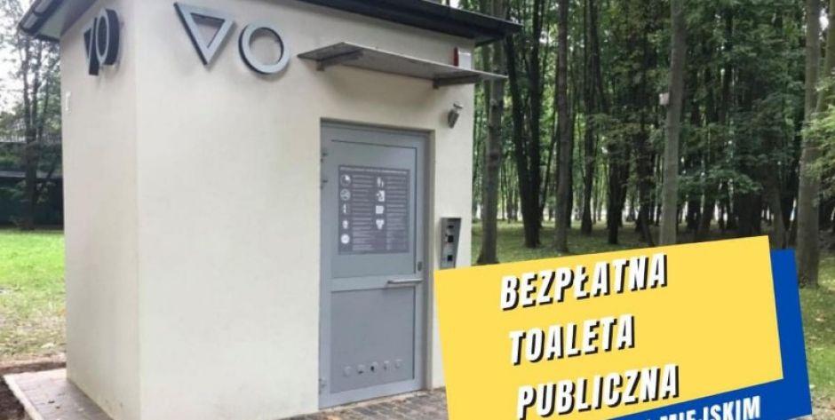 Mińsk Mazowiecki: Zdewastowana bezpłatna publiczna toaleta w parku