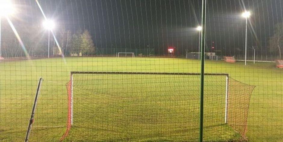 Oleśnica: Lampy na sześciu masztach... Oświetlają stadion