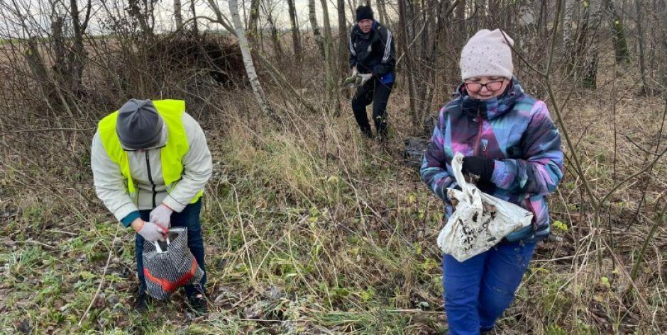 Wielkie sprzątanie poboczy dróg w Gminie Zbuczyn - zebrano ponad 200 worków śmieci!