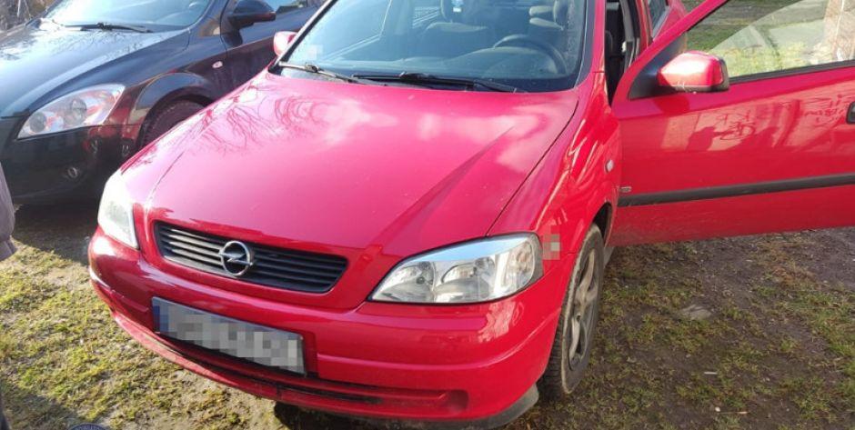Znajomy znajomemu ukradł czerwony samochód