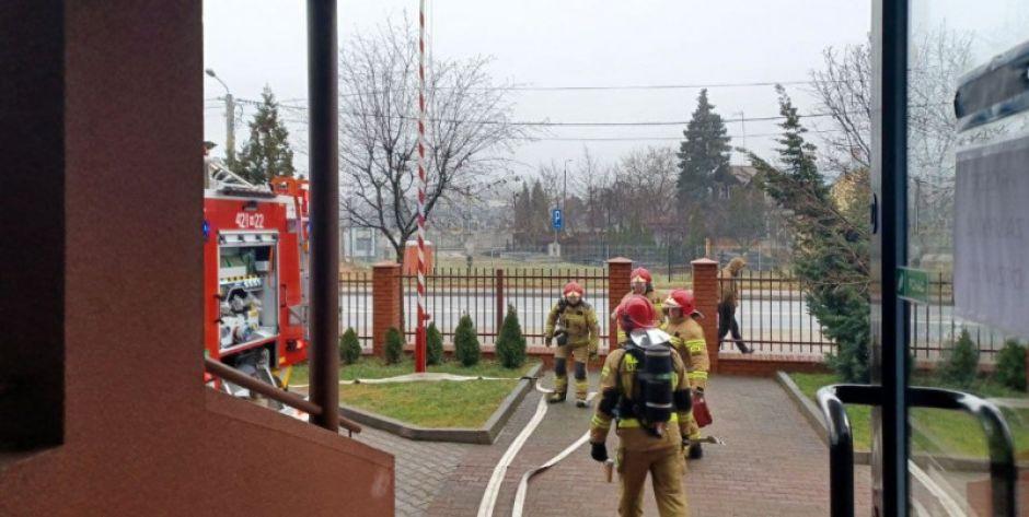 Ewakuacja policjantów i pracowników cywilnych KPP w Garwolinie