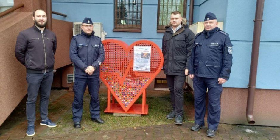 Wielkie serce przed komendą policji