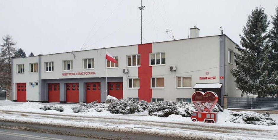 Łuków: Wyjątkowy pojemnik na nakrętki przed remizą strażacką