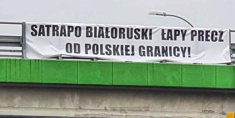 Polityczne banery na wiadukcie 