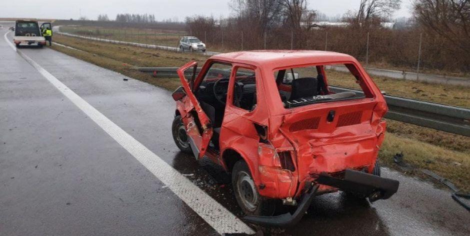 Iveco wjechał w tył „malucha”. Utrudnienia na s17
