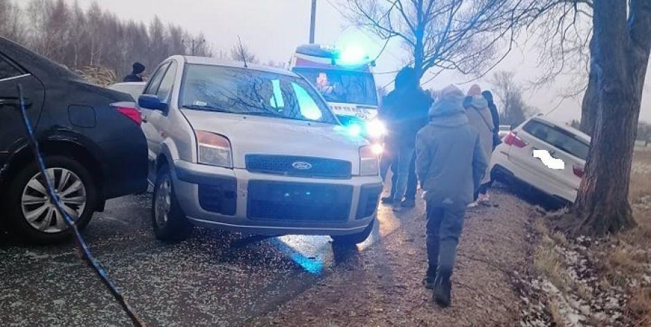 Zderzenie trzech samochodów na trasie Strzała-Purzec