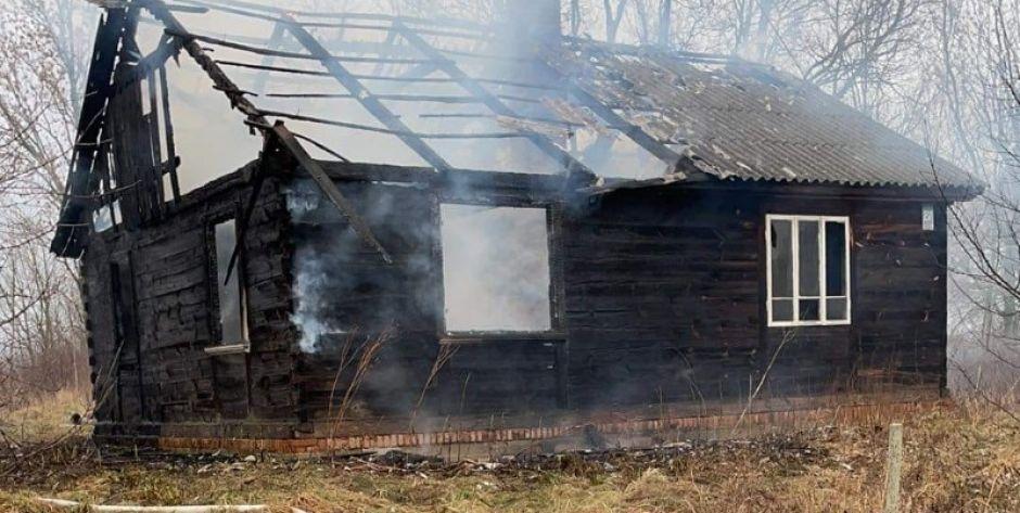 Pożar drewnianego domu mieszkalnego w gminie Korczew. Właściciela zabrała policja