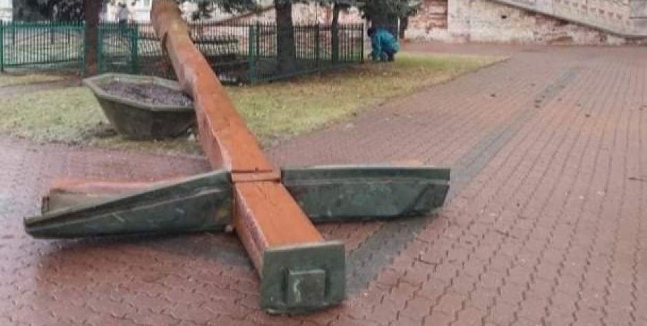 Łuków; Wiatr przewrócił krzyż
