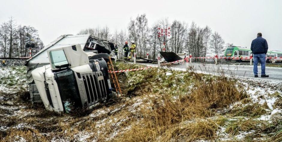 Zderzenie ciężarówki z pociągiem na przejeździe kolejowym w Stoku Lackim (aktualizacja)
