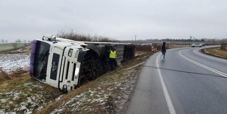 Utrudnienia na DK19 - wyciągają ciężarówkę z rowu
