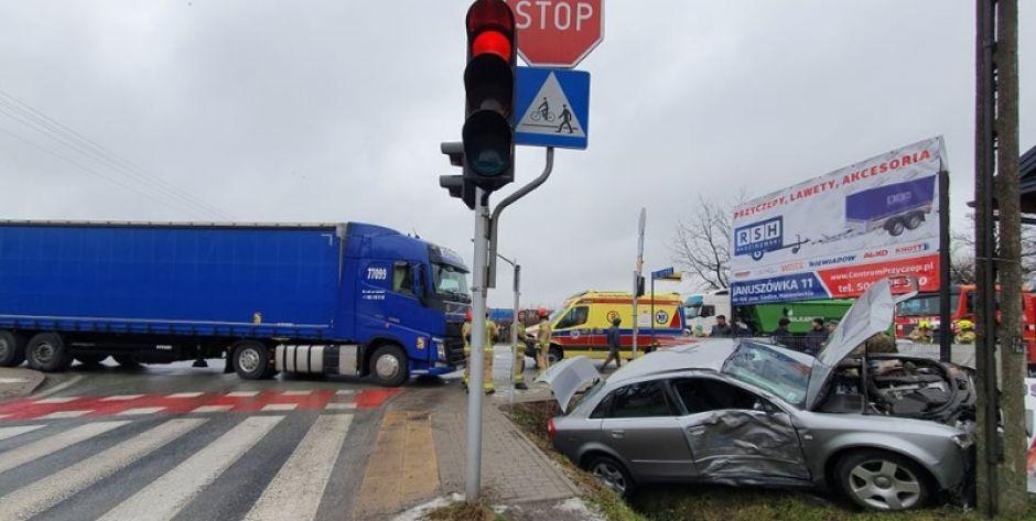 Wypadek na DK2 w Zbuczynie - zderzenie samochodu osobowego z ciężarowym