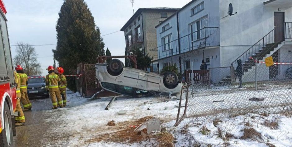 Dachowała, uszkadzając bramę wjazdową
