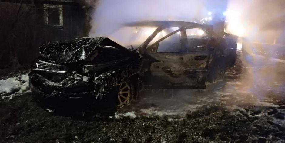 Zderzenie w Głuchowie. Jeden z samochodów spłonął