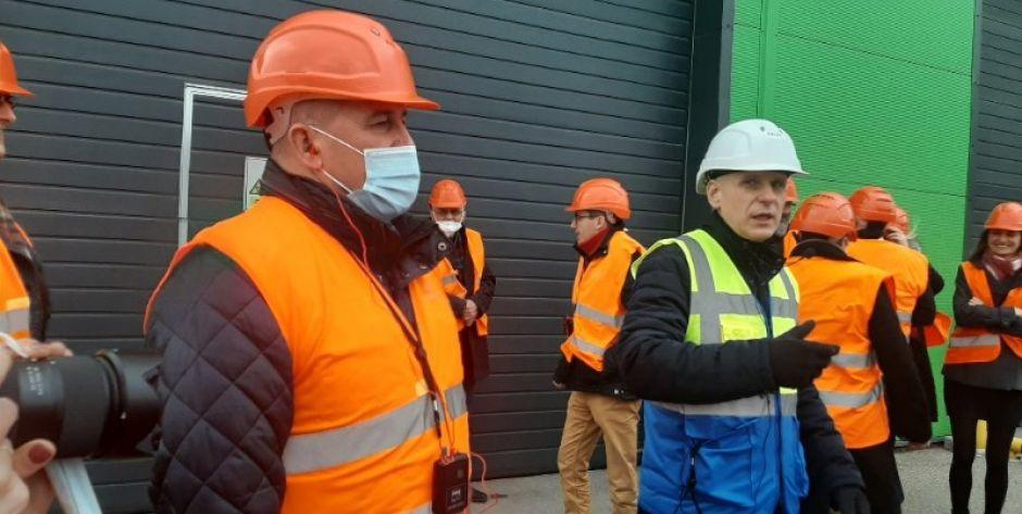 Prezydent Siedlec Andrzej Sitnik z radnymi oglądają spalarnię śmieci w Białymstoku