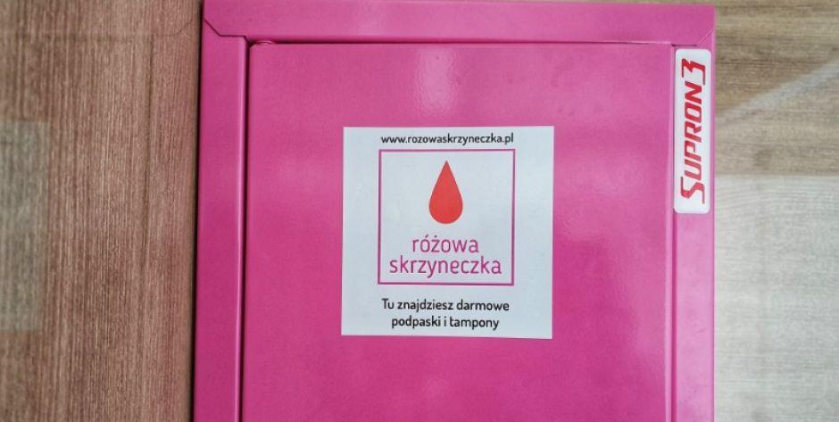 Różowe skrzyneczki z bezpłatnymi środkami higienicznymi - Brawo Królówka Siedlce!