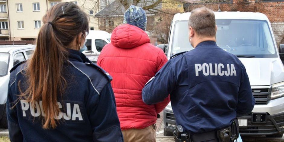 Poszukiwanego zatrzymano podczas awantury domowej. W kapturze miał ukryte narkotyki