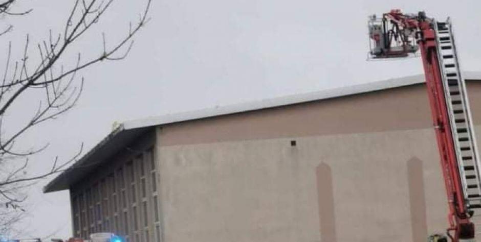 Mocno wieje w powiecie węgrowskim - zerwany dach hali sportowej w Korytnicy